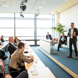 SMIC-Nuernberger-Unternehmer-Kongress-2019-0903-GSK4-Saal-Oslo-Buehne.jpg